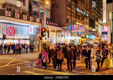 Piétons dans les rues de la ville de nuit Hong Kong Banque D'Images