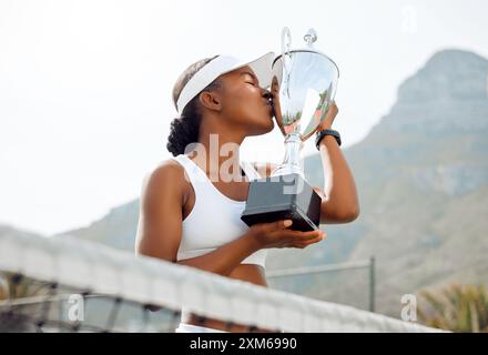 Trophée femme, tennis et baiser dans le court, gagnant et récompense pour le succès du jeu ou la réussite de la compétition. Objectifs, prix et athlète reconnaissant ou extérieur Banque D'Images