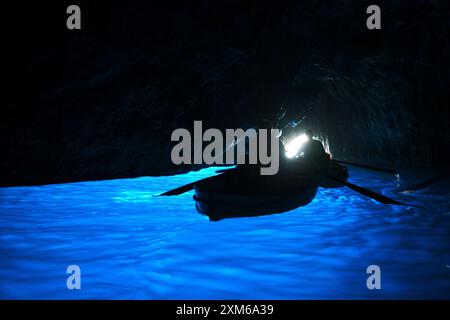 Guides en chaloupes emmenant des touristes dans la Grotte bleue à Capri Italie Banque D'Images