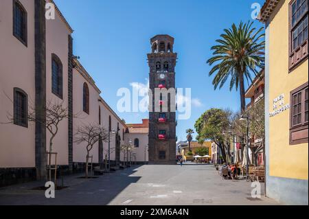 La tour de l'église historique Iglesia de la Concepción à San Cristóbal de la Laguna sur Tenerife, contre un ciel bleu profond d'été Banque D'Images