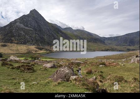 Llyn Ogwen et Tryfan Mountain, Ogwen Valley, Snodownia, nord du pays de Galles, par un jour nuageux de printemps. Banque D'Images