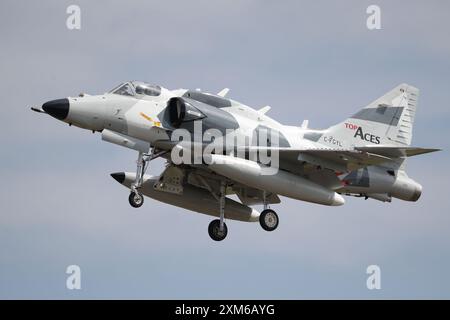 RAF Fairford, Royaume-Uni. 18 juillet 2024. Top Aces McDonnell Douglas A-4N Skyhawk arrivant à Riat 2024. Banque D'Images