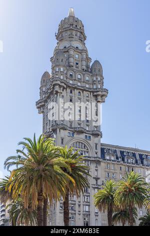 À la base du Palacio Salvo un bâtiment historique dans le centre de Montervideo Banque D'Images