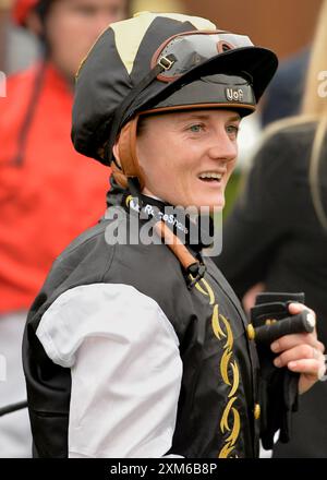 Newbury, Royaume-Uni. 23 juillet 2024. Hollie Doyle se prépare à rouler dans le 7,45 obtenir les meilleures cotes garanties à BetVictor handicap à Newbury Racecourse, Royaume-Uni. Crédit : Paul Blake/Alamy Live News. Banque D'Images