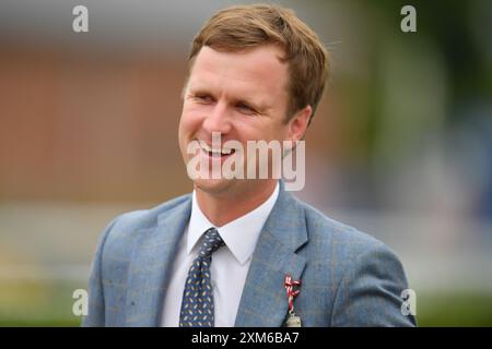 Newbury, Royaume-Uni. 23 juillet 2024. Tom Ward, entraîneur de State Flag, après avoir remporté le 7,15 Take A Lucky Dip au BetVictor handicap à Newbury Racecourse, au Royaume-Uni. Crédit : Paul Blake/Alamy Live News. Banque D'Images