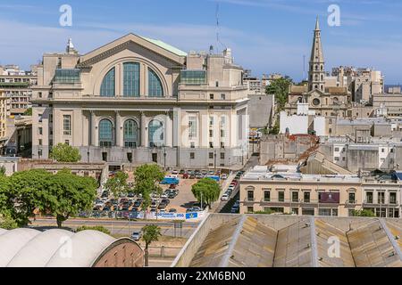 Editorial : MONTEVIDEO, URUGUAY, 2 février 2024 - vue du siège de la Banque de la République orientale de l'Uruguay vue du port Banque D'Images