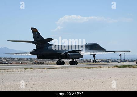 Un B-1B lancer de l'US Air Force affecté au 37th Bomb Squadron atterrit à la base aérienne de Nellis, Nev., le 17 juillet 2024. La 37e BS est prête à participer Banque D'Images