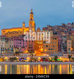 Une photo carrée 1:1 d'une soirée après le coucher du soleil dans la ville colorée de Menton avec la Basilique Saint-Michel-Archange. Menton est une commune française et c Banque D'Images