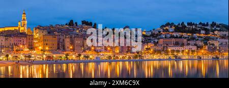 Une large image panoramique 3:1 d'une soirée après le coucher du soleil dans la ville colorée de Menton, commune et ville française située dans le départ des Alpes-Maritimes Banque D'Images