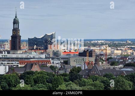 Hamburg Deutschland, Hamburg, composé Pauli, Bunker, Design-Hotel, Eroeffnung, 25.07.2024 Blick von der Aussischtsplattform des neu gestalteten Bunker in Hamburg -St-Pauli auf den Hamburger Michel und die Elbphilharmonie Deutschland, Hamburg, propose Pauli, Bunker, Design-Hotel, Eroeffnung, 25.07.2024 *** Hambourg Allemagne, Hamburg, St Pauli, Bunker, Design Hotel, ouverture, 25 07 2024 vue depuis la plate-forme extérieure du bunker nouvellement conçu à Hambourg St Pauli jusqu'à Hambourg Michel et l'Elbphilharmonie Allemagne, Hambourg, St Pauli, Bunker, Design Hotel, ouverture, 25 07 2024 Copyright : xAugstx/xEibner- Banque D'Images