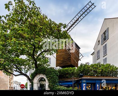 Façade du Moulin de la galette, un restaurant surmonté par le moulin à vent original 'Moulin Radet', dans la butte de Montmartre, Paris, France Banque D'Images