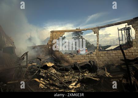 Une scène après un incendie a brûlé des bâtiments de stockage d'une industrie domestique à Kebayoran Lama, dans le sud de Jakarta, Jakarta, Indonésie. Banque D'Images