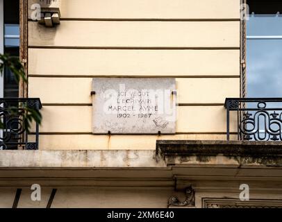 Plaque commémorative indiquant l'endroit où l'écrivain français Marcel Aymé a vécu sur la place Marcel Ayme, butte de Montmartre, Paris, France. Banque D'Images