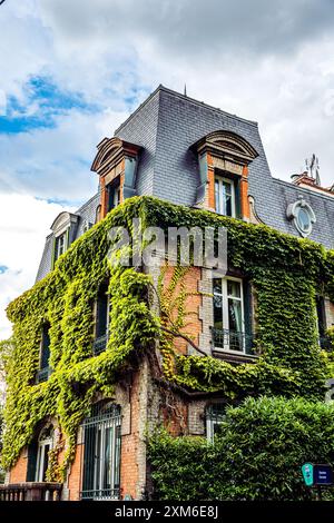 Aperçu de la rue des Saules à l'insersection avec la rue Cortot, rue typique de la Butte de Montmartre, 18ème arrondissement de Paris, France. Banque D'Images