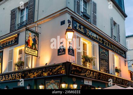 Café restaurant typique dans la rue des Saules, rue pittoresque de la Butte de Montmartre, 18ème arrondissement de Paris, France. Banque D'Images