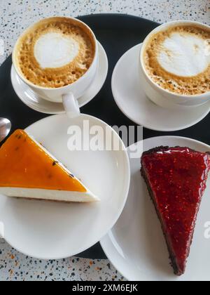 Deux tasses de café avec des gâteaux, vue de dessus Banque D'Images