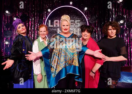 Künstlerin Rebekka Maier Die Nowak, Musikerin Laura Brümmer, Moderatorin Daphne de luxe, Komikerin Ingrid Kühne und Bühnenpoetin Patti Basler zu Gast BEI der ARD Show Ladies Night , der einzigen Comedy- und Kabarettshow mit rein weiblicher Besetzung im deutschsprachigen Fernsehen. Köln, 23.07.2024 NRW Deutschland *** L'artiste Rebekka Maier Die Nowak , la musicienne Laura Brümmer, la présentatrice Daphne de luxe, la comédienne Ingrid Kühne et la poète Patti Basler comme invités de l'émission ARD Ladies Night , la seule comédie et émission de cabaret avec un casting entièrement féminin à la télévision germanophone Cologne, 23 07 2024 Banque D'Images