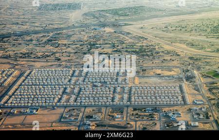 Dubaï, condominium à la périphérie de la ville, routes au sol à travers les sables. Vue de dessus, vue aérienne. Désert de sable, climat aride de désert chaud Banque D'Images