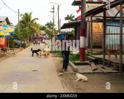 Santa Rosa, Pérou- Sep 18, 2017 : vie quotidienne dans la rue du petit village sur la rive de l'Amazone.. Amazonie. Amérique du Sud. Banque D'Images