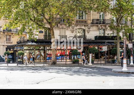 Vue extérieure du Café du Dome, célèbre café et restaurant parisien du quartier Montparnasse, centre-ville de Paris, France Banque D'Images