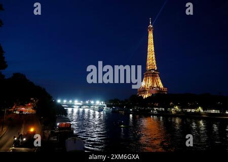 Paris, France. 23 juillet 2024. Vue générale de la Tour Eiffel vue générale de la Tour Eiffel avec les symboles olympiques avant de commencer les Jeux Olympiques de Paris 2024 à Paris, France . Crédit : Mutsu Kawamori/AFLO/Alamy Live News Banque D'Images