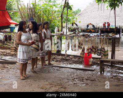 Iquitos, Pérou - avril 2022 : Indien de la tribu Kukama (Kokama) dans son costume local. Amazonie. Amérique du Sud. Banque D'Images