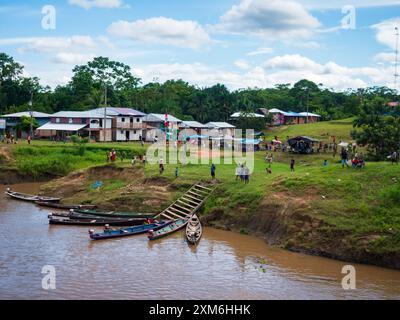 Village, Pérou - décembre 2019 : vue sur le village sur la rive de l'Amazone.Amérique du Sud. Banque D'Images