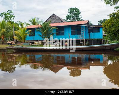 Puerto Miguel, Pérou - avril 2022 : petit village dans la jungle amazonienne. Forêts tropicales humides. Amazonie. Amérique latine. Banque D'Images