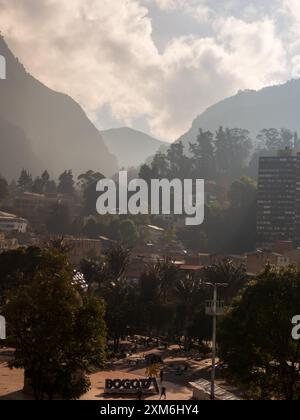 Bogota, Colombie - décembre 2022 : Parque de Los Periodistas -Parc des journalistes à Bogota et vue sur la colline de Monserrate pendant la matinée brumeuse. La CAN Banque D'Images
