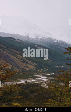 Une chaîne de montagnes traversée par une rivière Banque D'Images