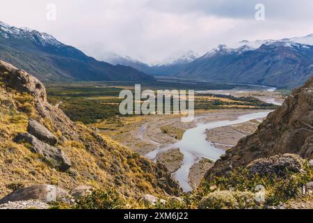 Une chaîne de montagnes avec une rivière qui la traverse en patagonie Banque D'Images