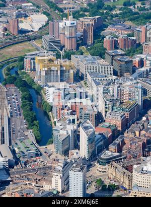 Une vue aérienne du centre-ville de Leeds, montrant la rivière aire et les nouveaux développements, West Yorkshire, nord de l'Angleterre, Royaume-Uni Banque D'Images