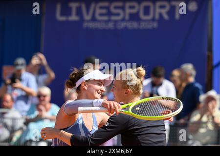 Prague, République tchèque. 26 juillet 2024. De gauche à droite, les joueuses tchèques Barbora Krejcikova et Katerina Siniakova célèbrent leur victoire après le double final du tournoi féminin de tennis de la WTA Livesport Prague Open 2024 à Prague, République tchèque, le 26 juillet 2024. Crédit : Michal Kamaryt/CTK photo/Alamy Live News Banque D'Images