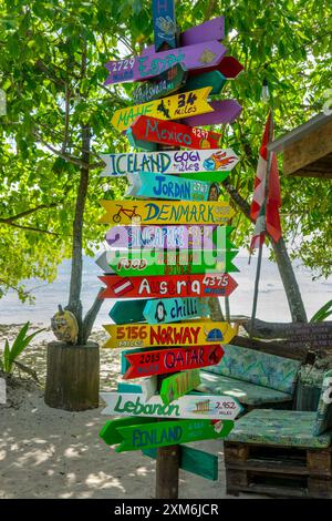 Panneaux de direction de voyage en bois coloré, barre d'ours dans l'île de la Digue, Seychelles Banque D'Images