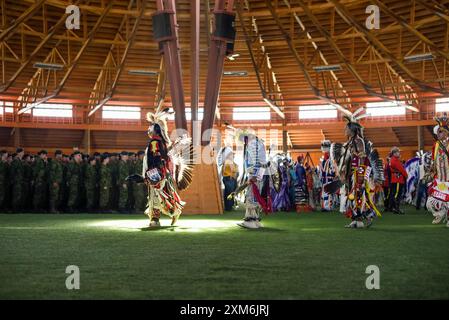 Pow wow grande entrée de danseurs dans des regalia traditionnels. Banque D'Images