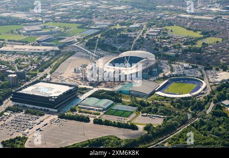 Vue aérienne des travaux d'extension et de modernisation de l'Etihad Stadium, stade du Manchester City FC, dans le nord-ouest de l'Angleterre, au Royaume-Uni Banque D'Images