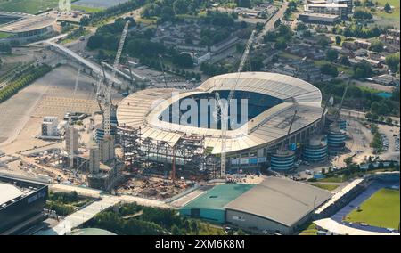 Vue aérienne des travaux d'extension et de modernisation de l'Etihad Stadium, stade du Manchester City FC, dans le nord-ouest de l'Angleterre, au Royaume-Uni Banque D'Images