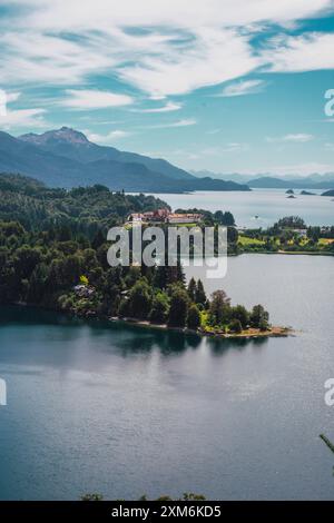 Un beau lac avec une petite île au milieu Banque D'Images