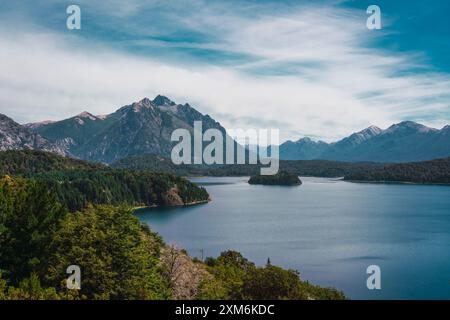 Un beau lac avec une petite île au milieu Banque D'Images