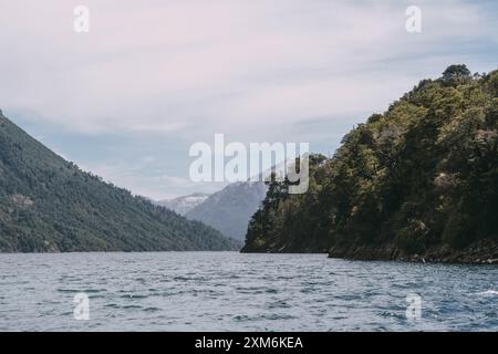 Une chaîne de montagnes est visible au loin Banque D'Images