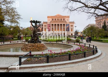 Opéra national, Opéra national letton, fontaine en face, Riga, Lettonie Banque D'Images