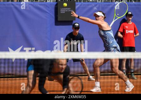 Prague, République tchèque. 26 juillet 2024. De gauche à droite, les joueuses tchèques Katerina Siniakova et Barbora Krejcikova en action lors de la finale en double face à Lucie Safarova de la République tchèque et Bethanie Mattek-Sands des États-Unis lors du tournoi de tennis féminin de la WTA Livesport Prague Open 2024 à Prague, République tchèque, le 26 juillet 2024. Crédit : Michal Kamaryt/CTK photo/Alamy Live News Banque D'Images