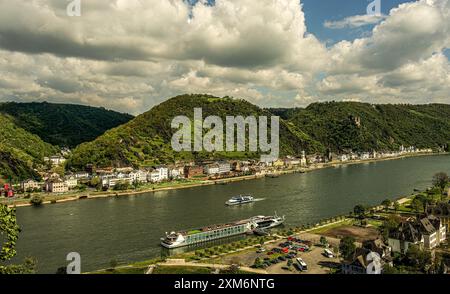 Vallée du Rhin près de Goar et de Goarshausen, excursions Boats, Château de Katz en arrière-plan, Haut Rhin moyen Vallée, Rhénanie-Palatinat, Germa Banque D'Images