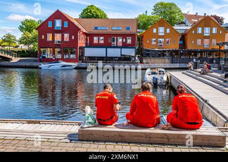 Jetée de pêche avec restaurants et magasins à Kristiansand, Norvège Banque D'Images