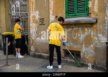 Torino, Italie. 26 juillet 2024. Quelques bénévoles nettoient le quartier Barriera Milano à Turin, Italie - vendredi 26 juillet 2024 - nouvelles - ( photo Alberto Gandolfo/LaPresse ) crédit : LaPresse/Alamy Live News Banque D'Images