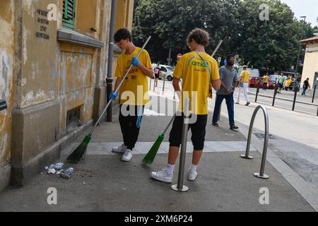 Torino, Italie. 26 juillet 2024. Quelques bénévoles nettoient le quartier Barriera Milano à Turin, Italie - vendredi 26 juillet 2024 - nouvelles - ( photo Alberto Gandolfo/LaPresse ) crédit : LaPresse/Alamy Live News Banque D'Images