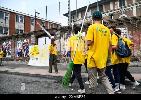 Torino, Italie. 26 juillet 2024. Quelques bénévoles nettoient le quartier Barriera Milano à Turin, Italie - vendredi 26 juillet 2024 - nouvelles - ( photo Alberto Gandolfo/LaPresse ) crédit : LaPresse/Alamy Live News Banque D'Images