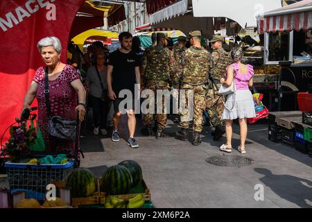 Torino, Italie. 26 juillet 2024. Garde militaire le marché du quartier Barriera Milano à Turin, Italie - vendredi 26 juillet 2024 - nouvelles - ( photo Alberto Gandolfo/LaPresse ) crédit : LaPresse/Alamy Live News Banque D'Images