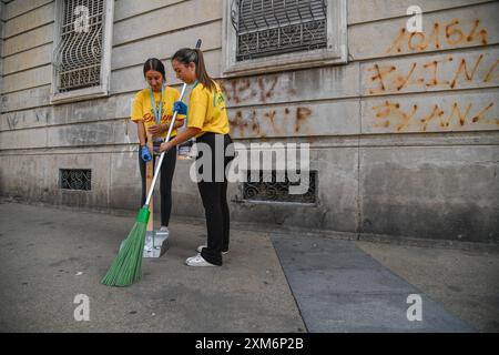 Torino, Italie. 26 juillet 2024. Quelques bénévoles nettoient le quartier Barriera Milano à Turin, Italie - vendredi 26 juillet 2024 - nouvelles - ( photo Alberto Gandolfo/LaPresse ) crédit : LaPresse/Alamy Live News Banque D'Images