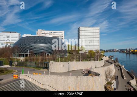 Pavillon Novartis, bureau d'architecture AMDL CIRCLE et architecte Michele de Lucchi, Novartis Campus, construction en bois, façade avec photovoltaïque, Banque D'Images